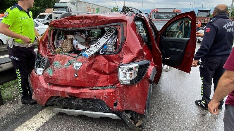 TEM'de zincirleme kaza: 13 araç birbirine girdi, trafik felç oldu! Yaralılar var...