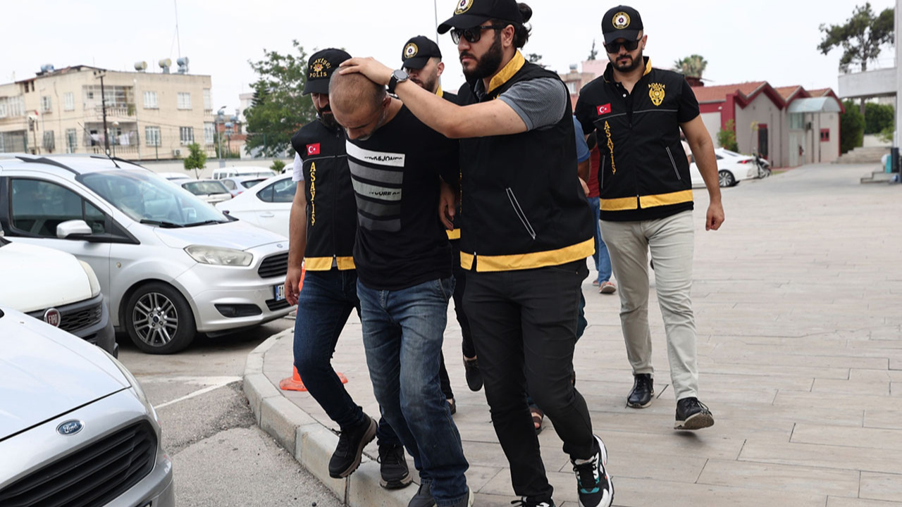 Adana'da baba ve oğlu darbedip paralarını gasbeden 2 zanlı tutuklandı!