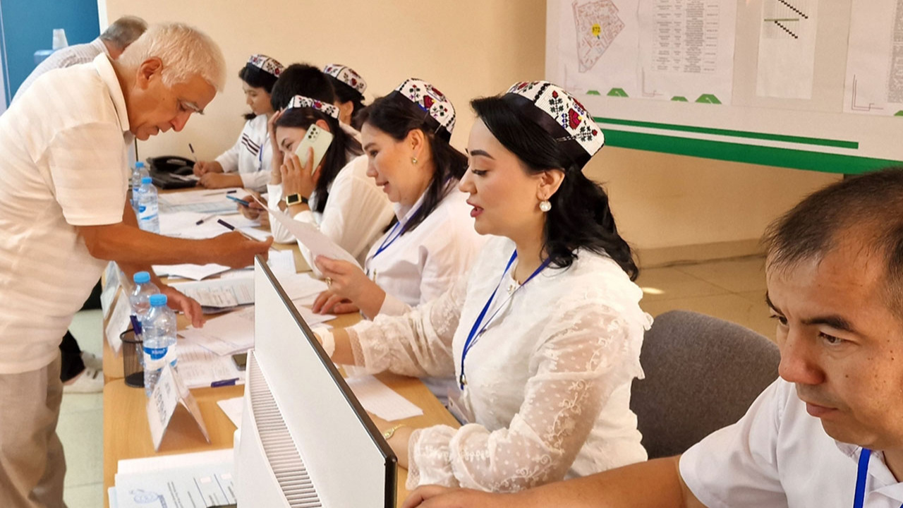 Özbekistan'da cumhurbaşkanı erken seçimi için oy kullanma işlemi başladı
