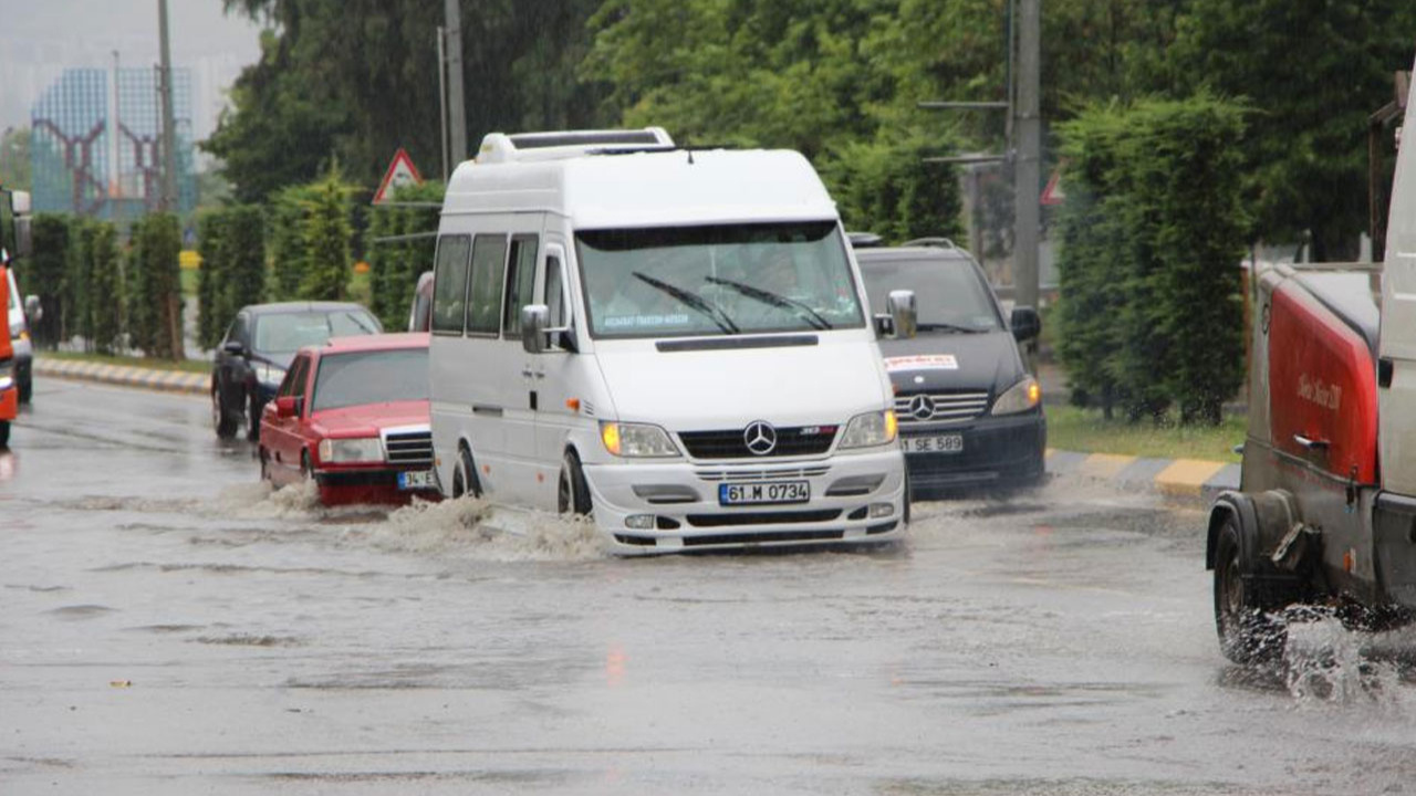 Trabzon'da sağanak yağış hayatı olumsuz etkiledi!