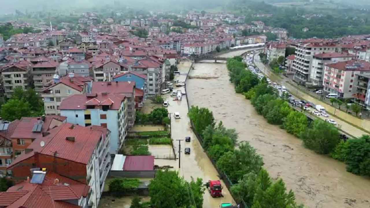 Zonguldak'ı sağanak vurdu: Ortalık savaş alanına döndü! Sel felaketi havadan görüntülendi...