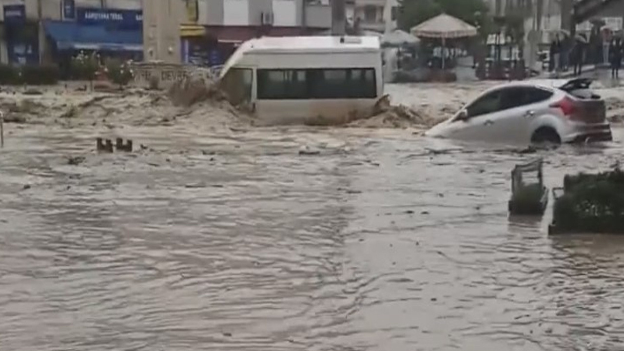 Meteoroloji 'kırmızı kod'la uyarmıştı! Zonguldak'ta durum çok fena köprüler yıkıldı, araçlar sular altında kaldı
