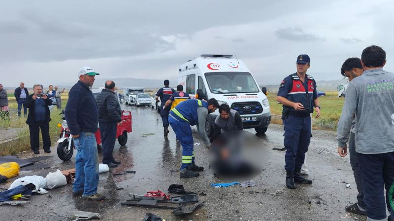 Sivas’ta feci kaza, iki araç kafa kafaya çarpıştı ölü ve yaralılar var