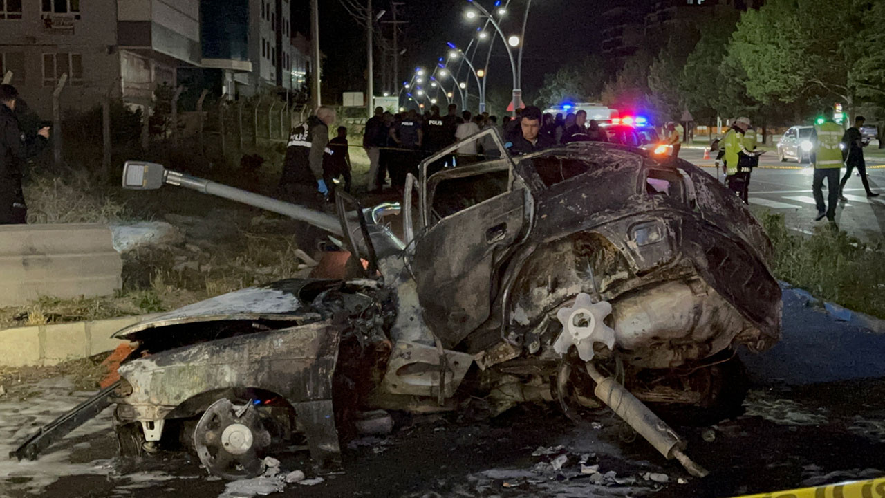 Niğde’de otomobil yayaya çarptıktan sonra yandı! 3 kişi feci şekilde öldü