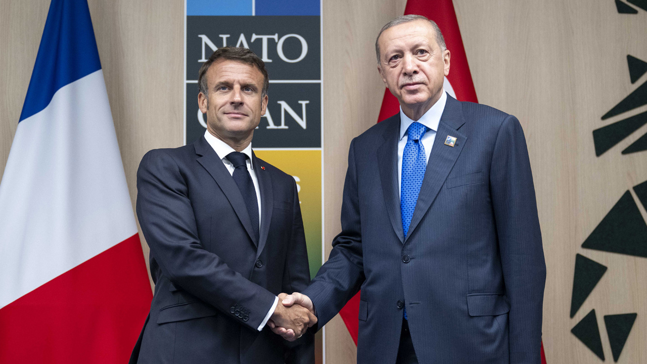 Cumhurbaşkanı Erdoğan Litvanya'da! Diplomasi trafiği başladı: Macron ile sürpriz görüşme!