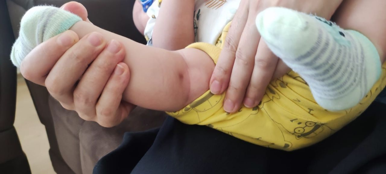 İki aylık bebeğin bacağından enjektör iğnesi çıktı! Doğduğu günden beri ağlıyordu