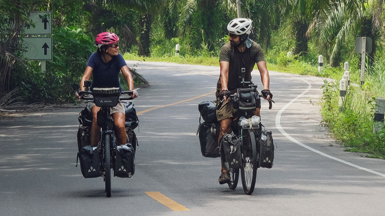Bisikletle dünya turu! 12 bin kilometre pedal çevirip 12 ülke gezdiler!