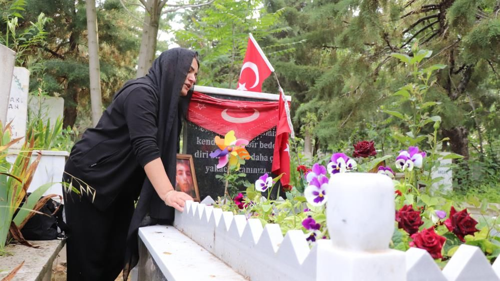 Cesedi yakılarak kuyuya atılmıştı! Oğlunun mezarı başında ağıtlar yakan anne yürekleri dağladı