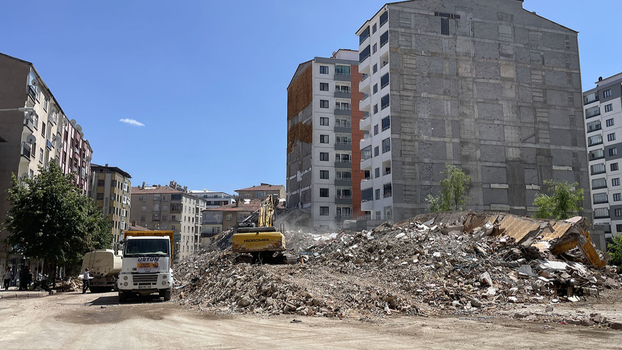 Elazığ’da 10 bin 694 ağır hasarlı yapı yıkılıyor!