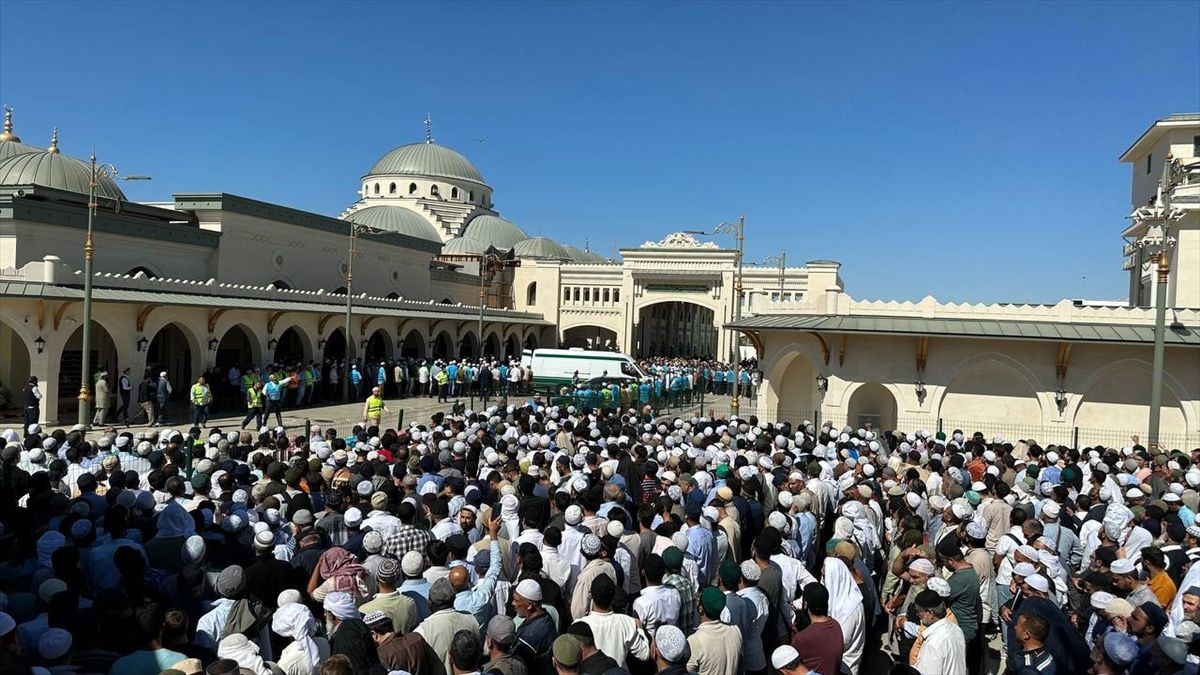 Menzil cemaati lideri Abdülbaki El Hüseyni'yi 250 bin kişi uğurladı 20 kilometrelik araç kuyruğu oluştu