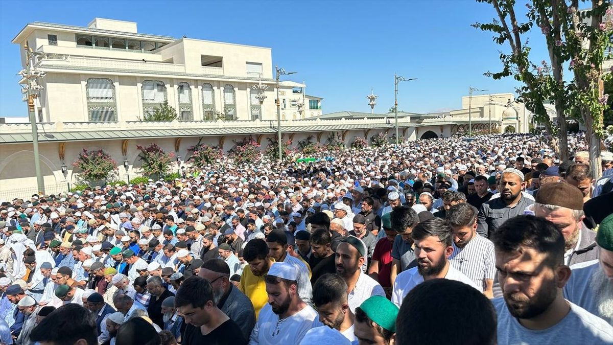 Menzil cemaati lideri Abdülbaki El Hüseyni'yi 250 bin kişi uğurladı 20 kilometrelik araç kuyruğu oluştu