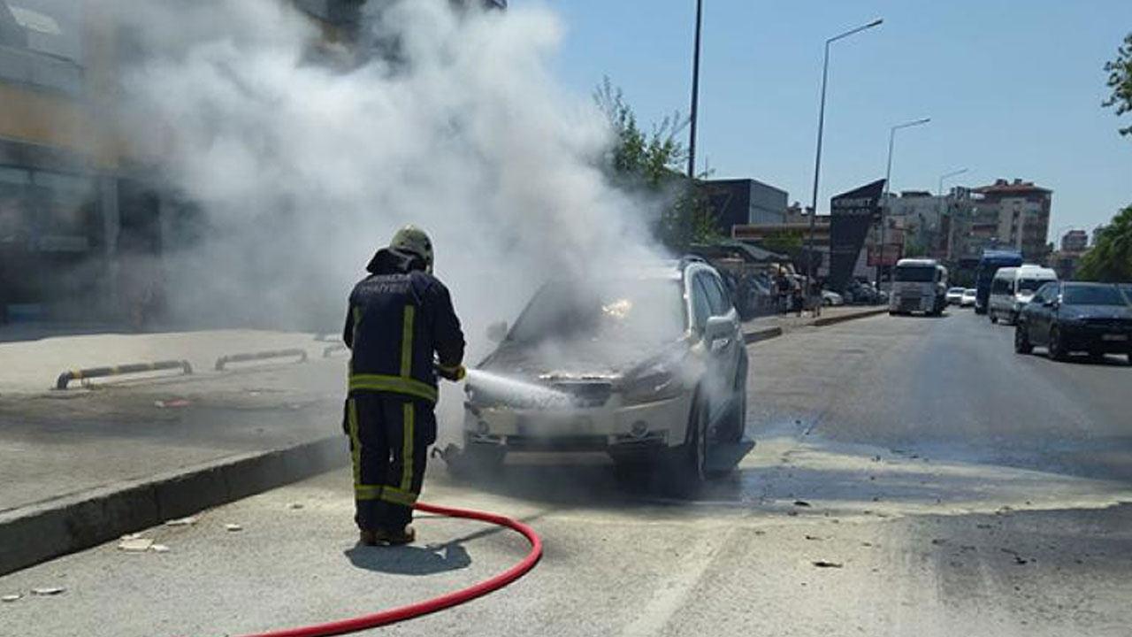 Antalya'da seyir halinde yanan araç küle döndü