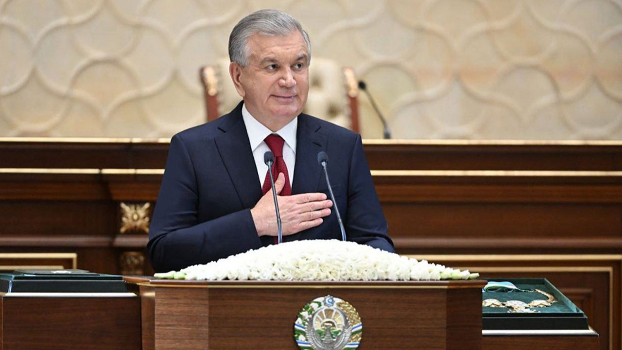 Özbekistan'da cumhurbaşkanı seçimini kazanan Mirziyoyev, yemin ederek görevine başladı!