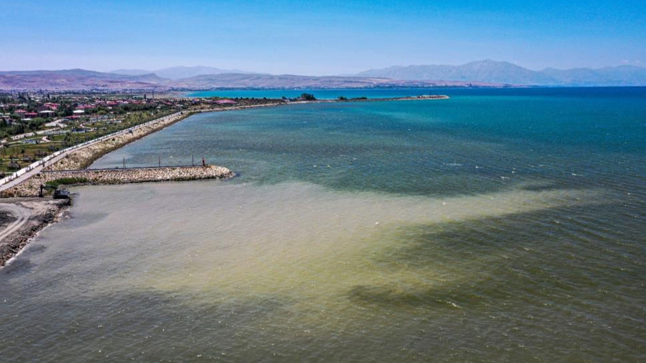 Van Gölü’nden 1 milyon 110 bin metreküp dip çamuru çıkarıldı!