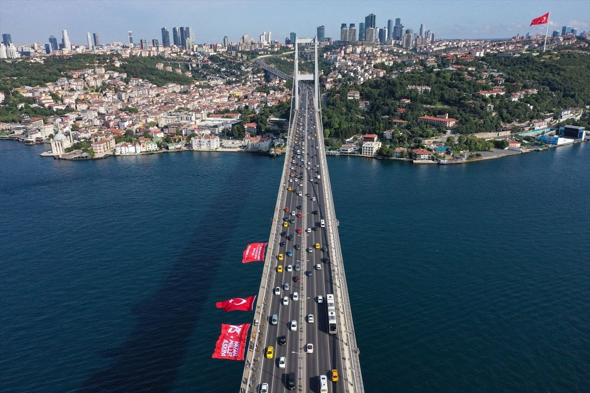 15 Temmuz Şehitler Köprüsü'ne Türk bayrağı asıldı