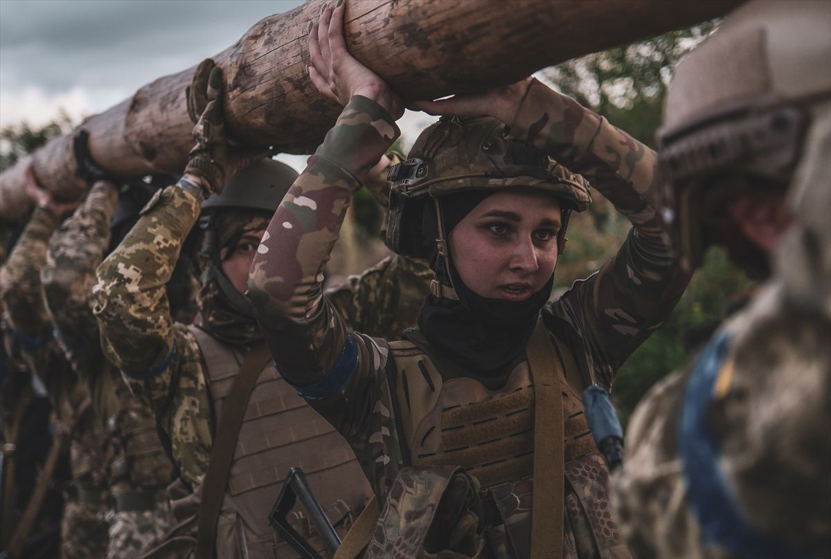 İşte Ukraynalı kadın askerler! Cephede görev almak için hazırlık yapıyorlar!