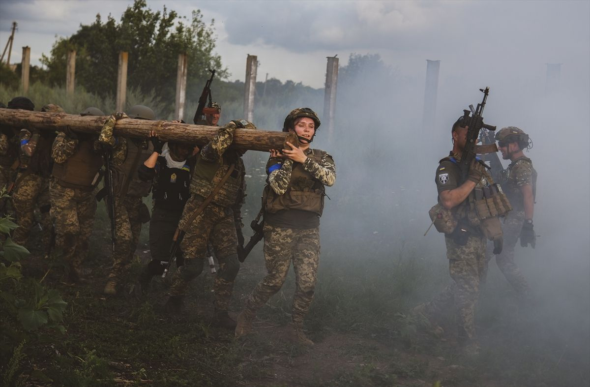 İşte Ukraynalı kadın askerler! Cephede görev almak için hazırlık yapıyorlar!