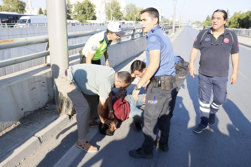 Adana'da hareketli dakikalar: Köprüye çıkıp kendini jiletledi, ortalığı birbirine kattı! Polisler yaka paça ambulansa bindirdi!