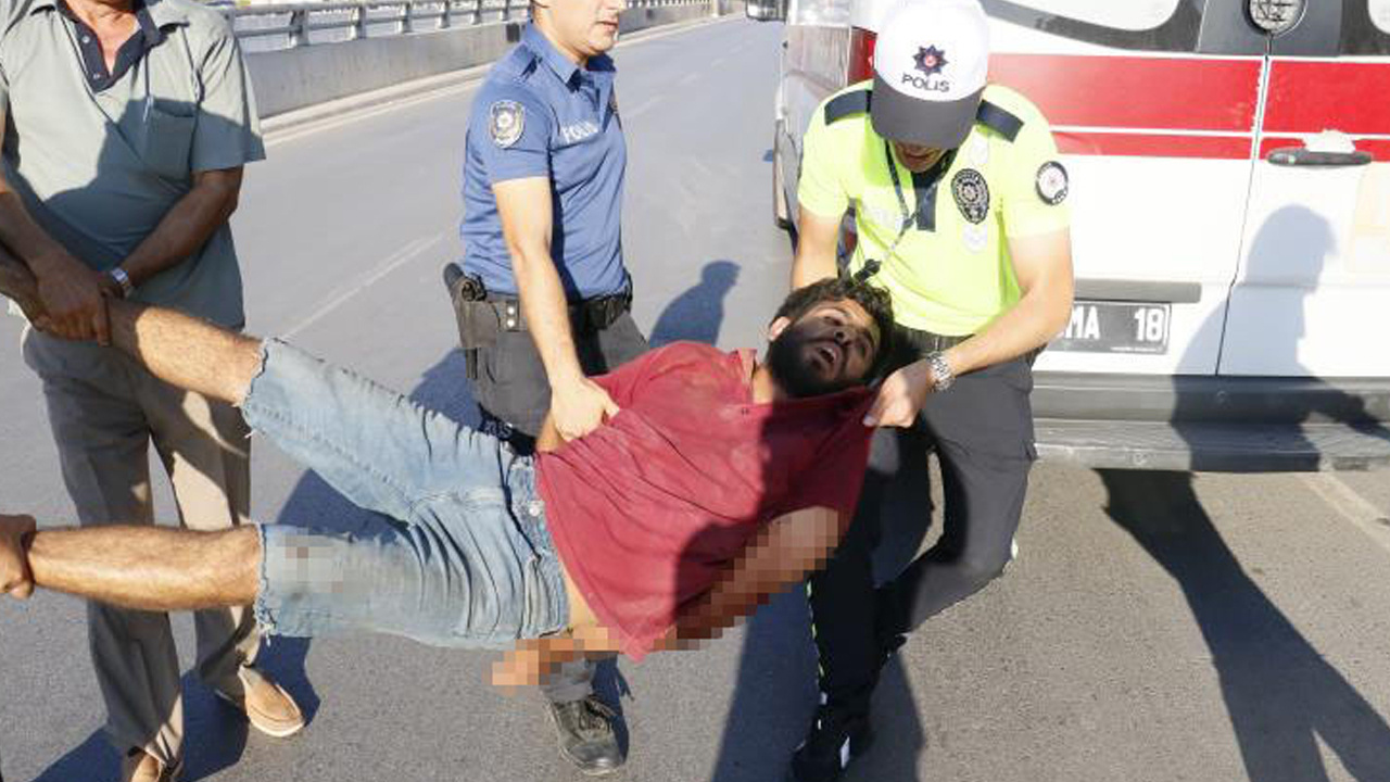 Adana'da hareketli dakikalar: Köprüye çıkıp kendini jiletledi, ortalığı birbirine kattı! Polisler yaka paça ambulansa bindirdi!