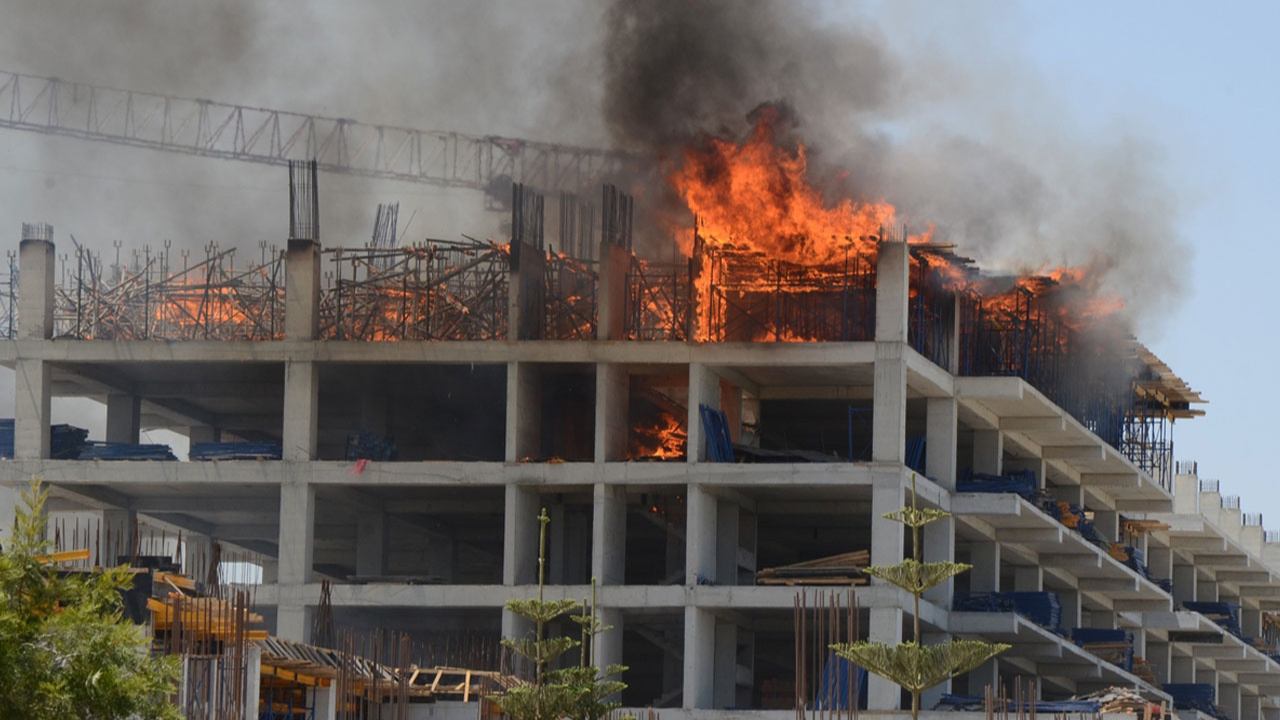 Antalya'da 5 yıldızlı otelin inşaatında yangın çıktı!