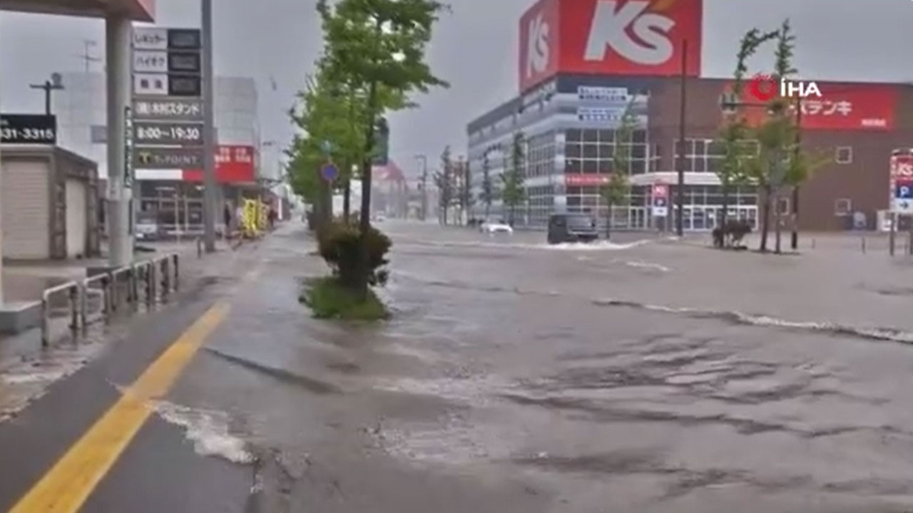 Nehirler taştı, yerleşim yerleri sular altında kaldı! Japonya'da rekor yağış!