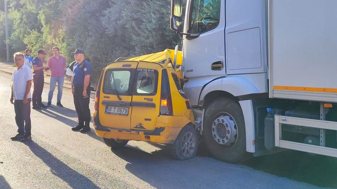 Sivas'ta feci kaza! Kamyon çarptığı ticari taksiyi metrelerce sürükledi 4 ölü 1 ağır yaralı
