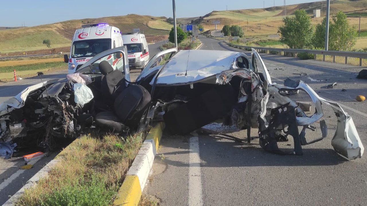 Sivas'ta devrilen otomobildeki 2 kişi öldü!