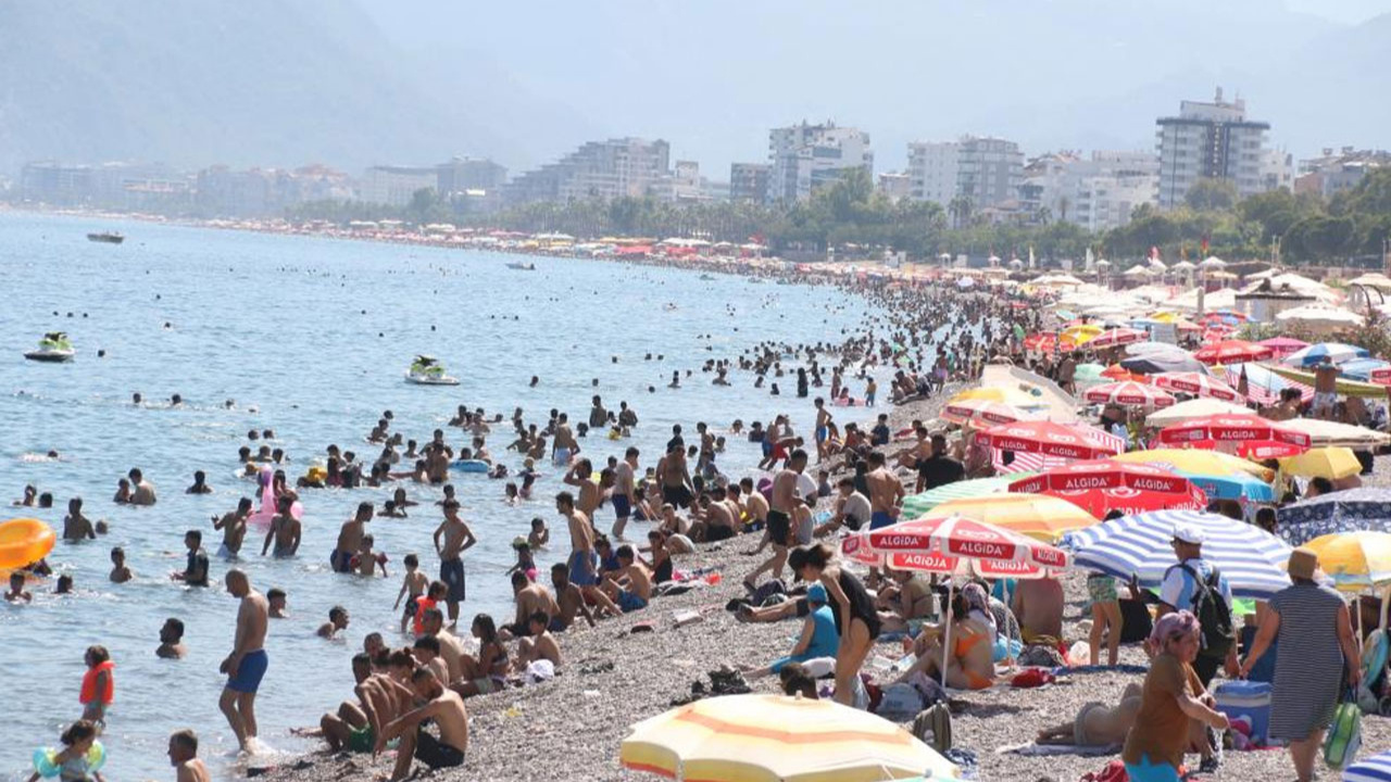 Antalya 44 derecede kavruldu! Sıcaktan bunalan kendini denize attı!