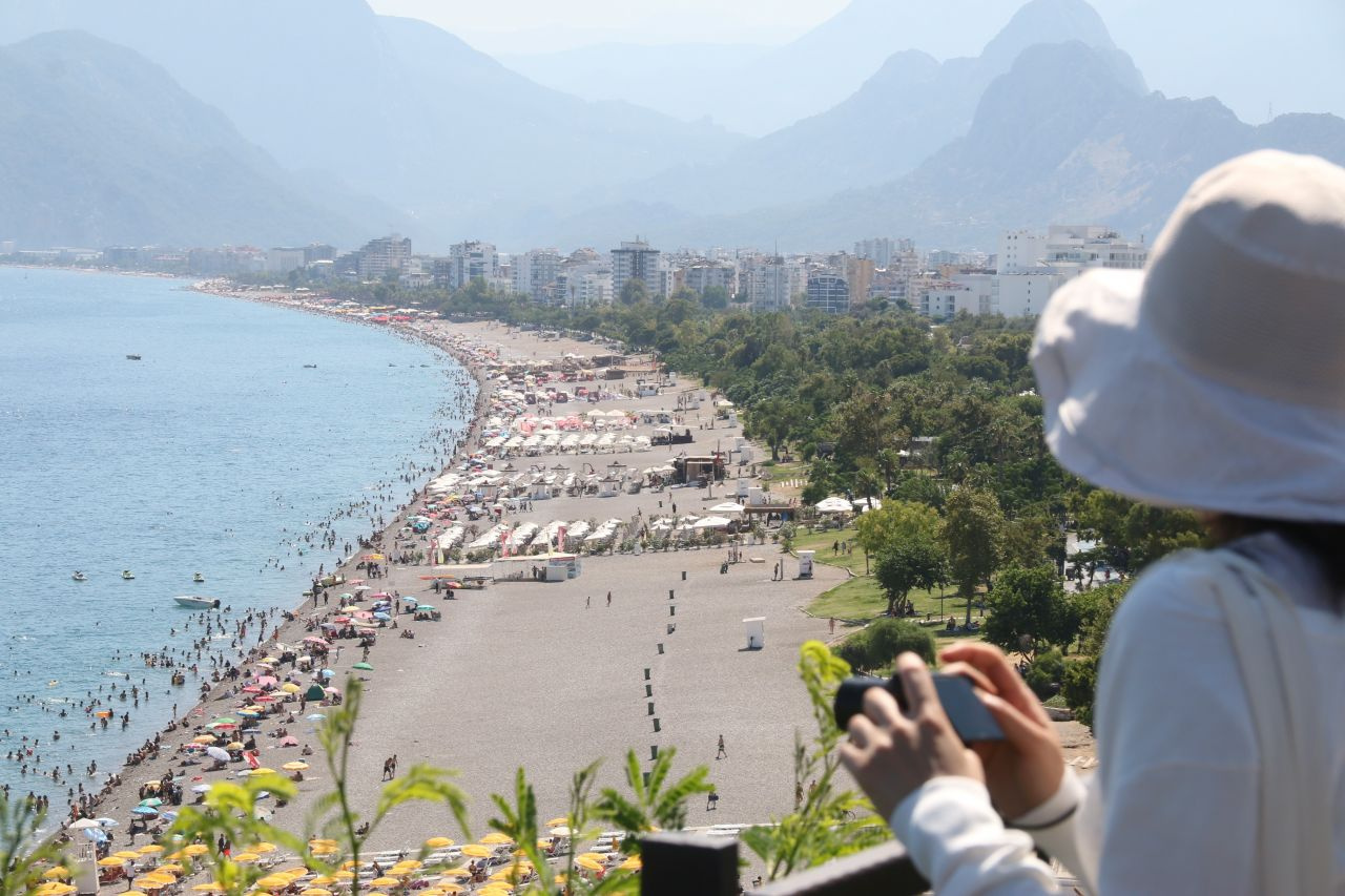 Antalya 44 derecede kavruldu! Sıcaktan bunalan kendini denize attı!