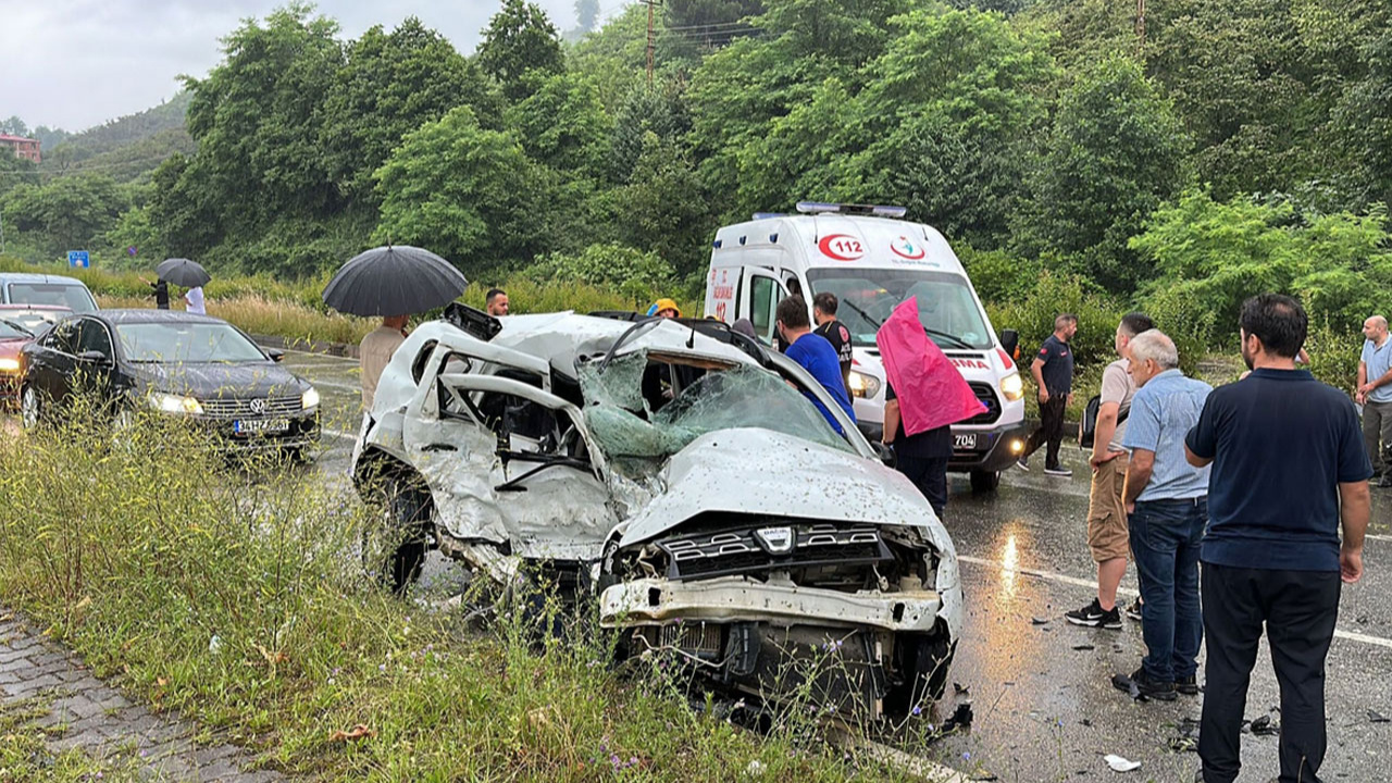 Giresun'da otomobil ile minibüs çarpıştı: 1 kişi öldü, 10 kişi yaralandı!