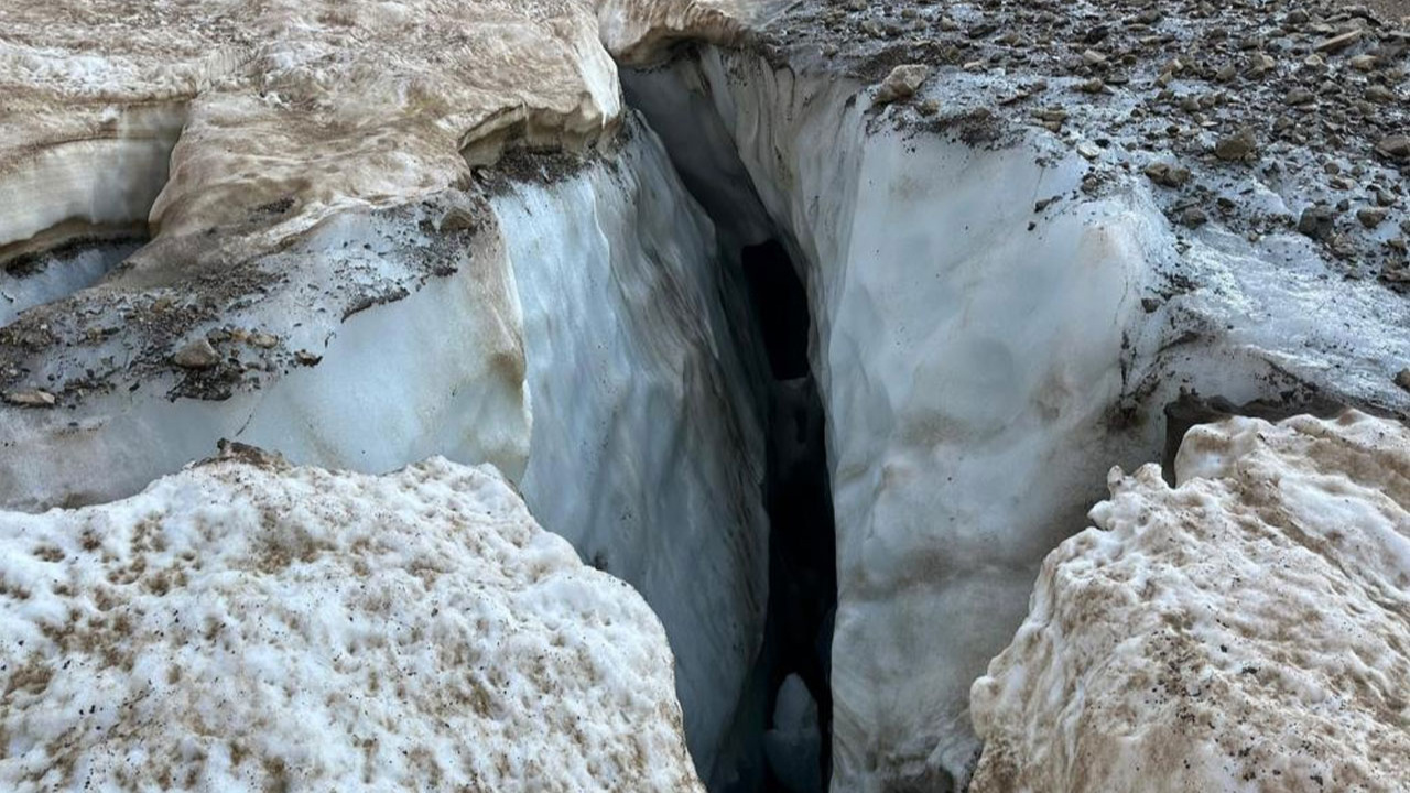 Hakkari Cilo'da buzul kırıldı, 4 kişi oluşan çukura düştü!