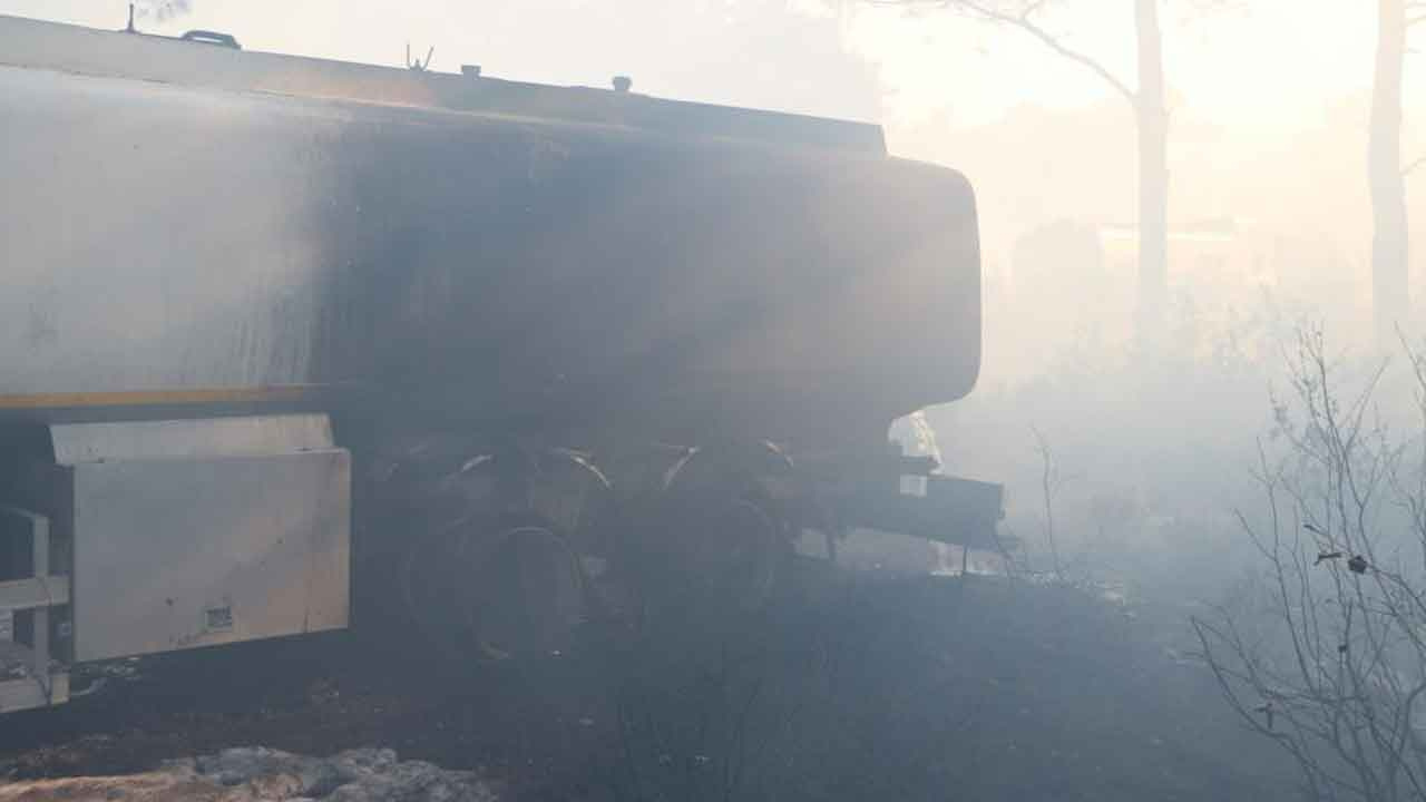 Hatay'daki yangından sıcak görüntüler: Su tankeri alevlerin içerisinde kaldı!
