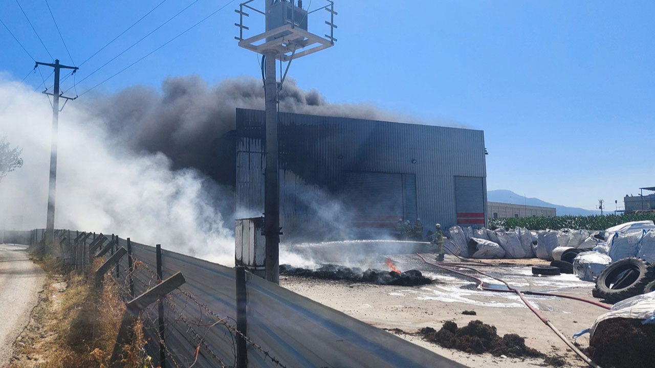 İzmir'de geri dönüşüm tesisinde çıkan yangın söndürüldü