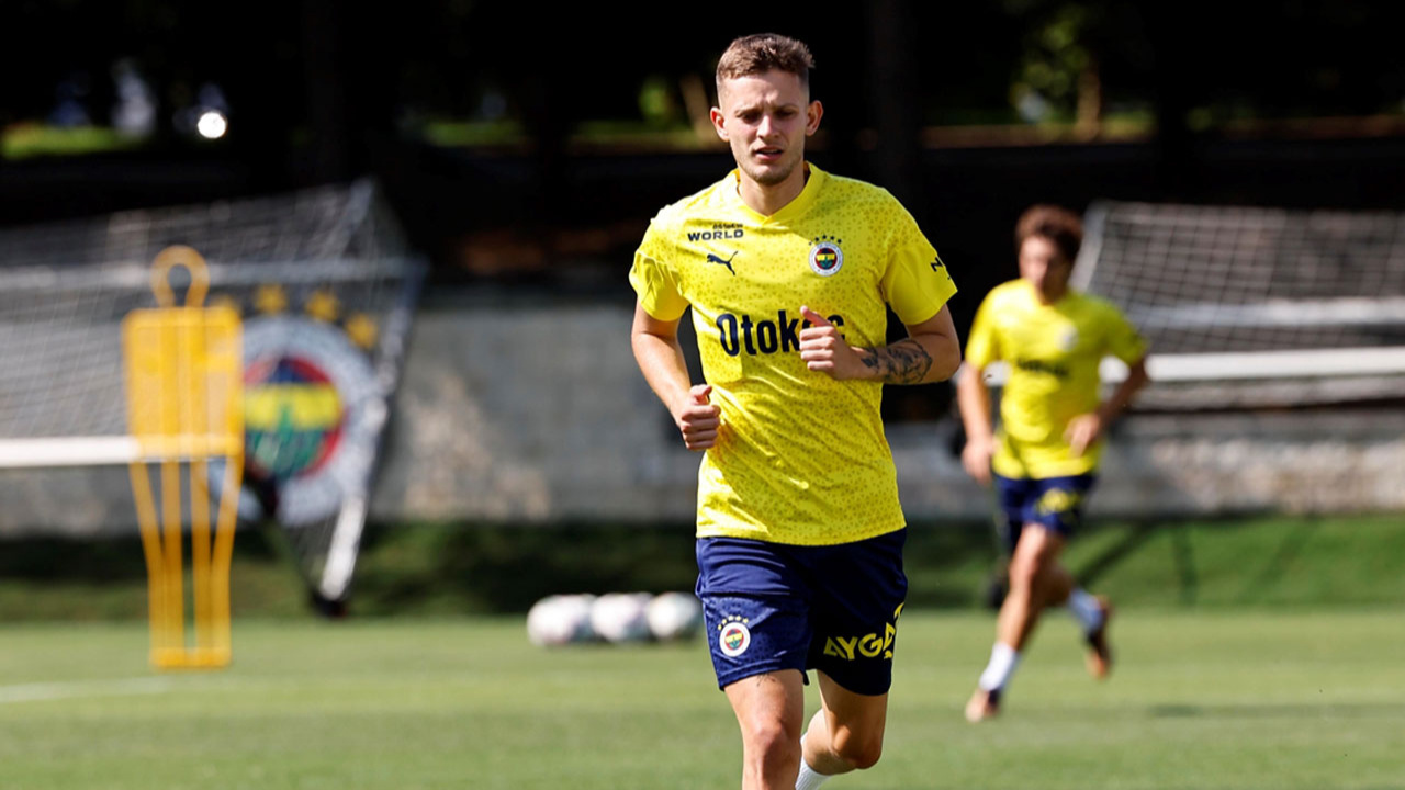 Fenerbahçe'de yeni transfer Sebastian Szymanski takımla ilk antrenmanına çıktı