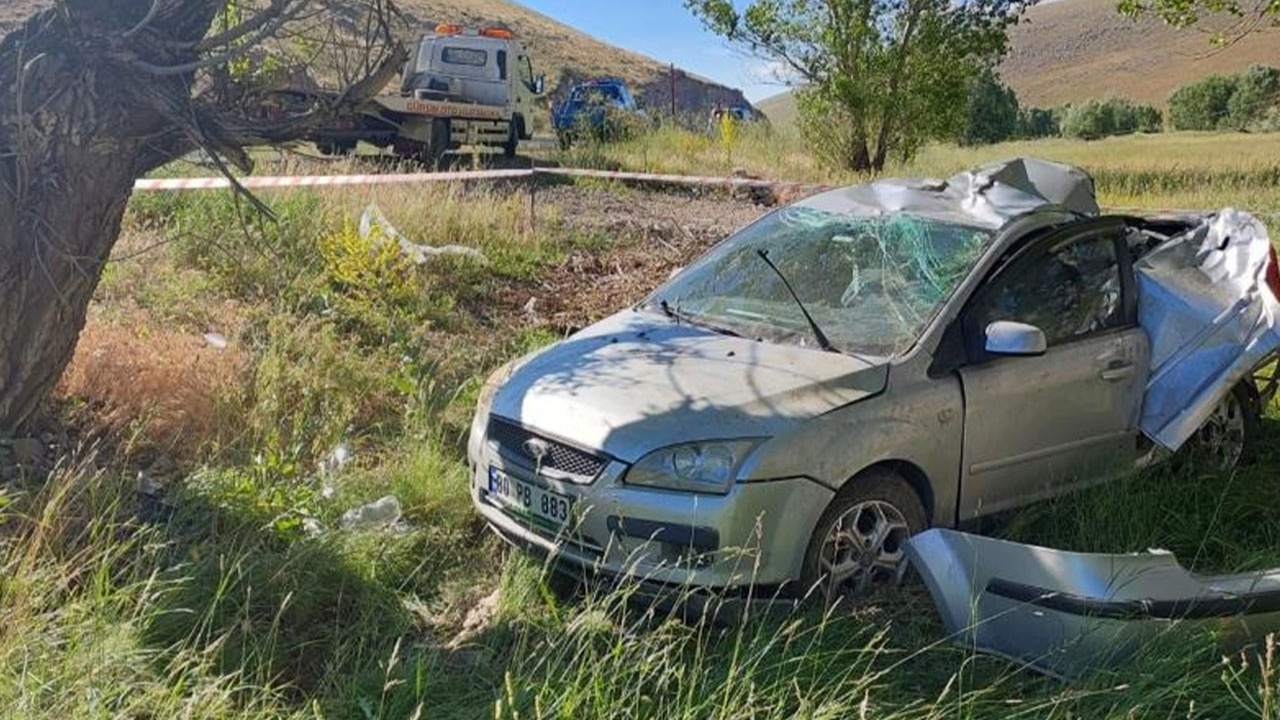 Sivas'ta otomobil ağaca çarptı: 1 bebek öldü, 3 kişi ağır yaralı!