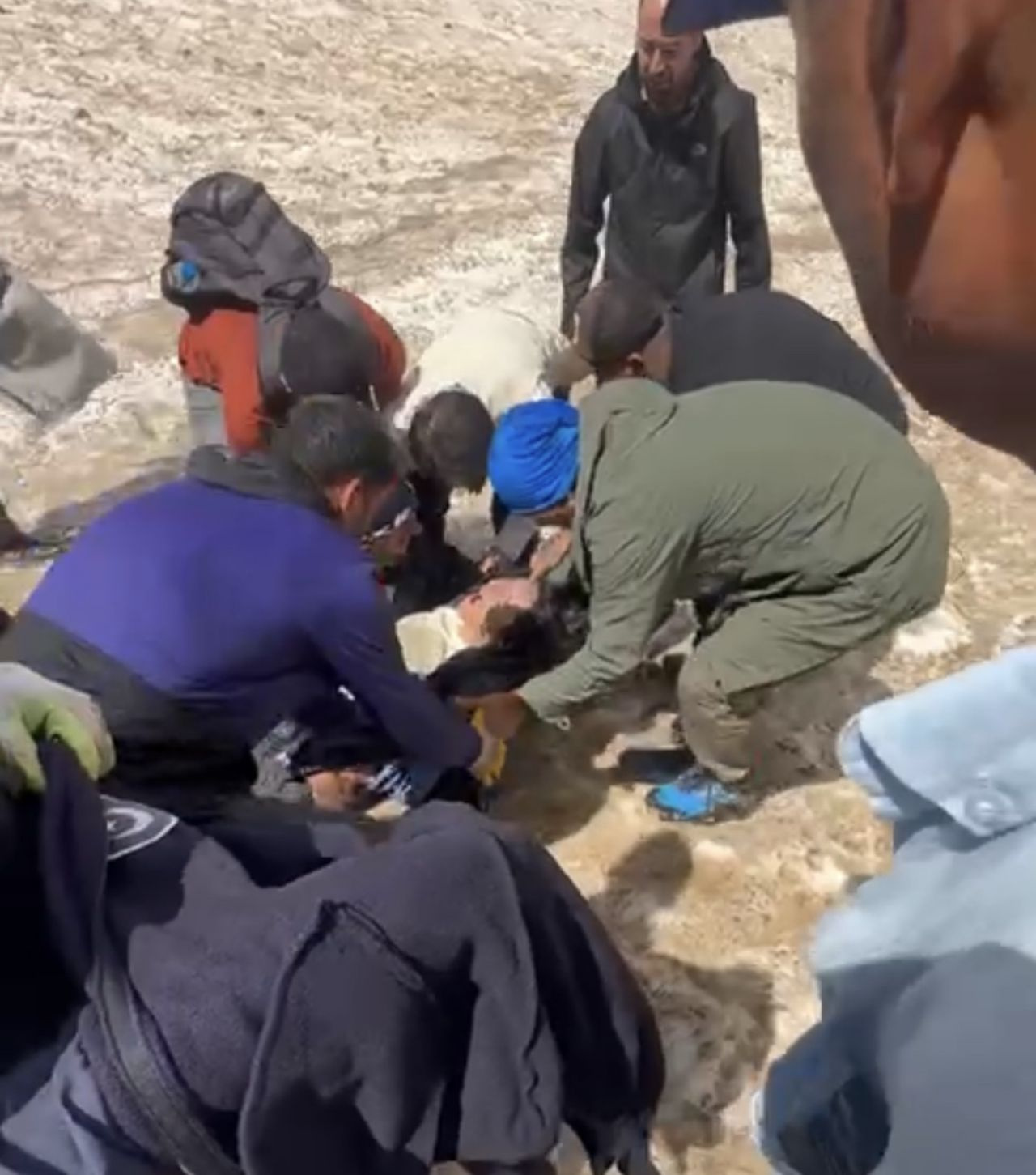 Hakkari'de Cilo Dağı buzulları kırıldı dağcılar dev yarıkların içine düştü 2 kişi kurtarıldı iki ise...