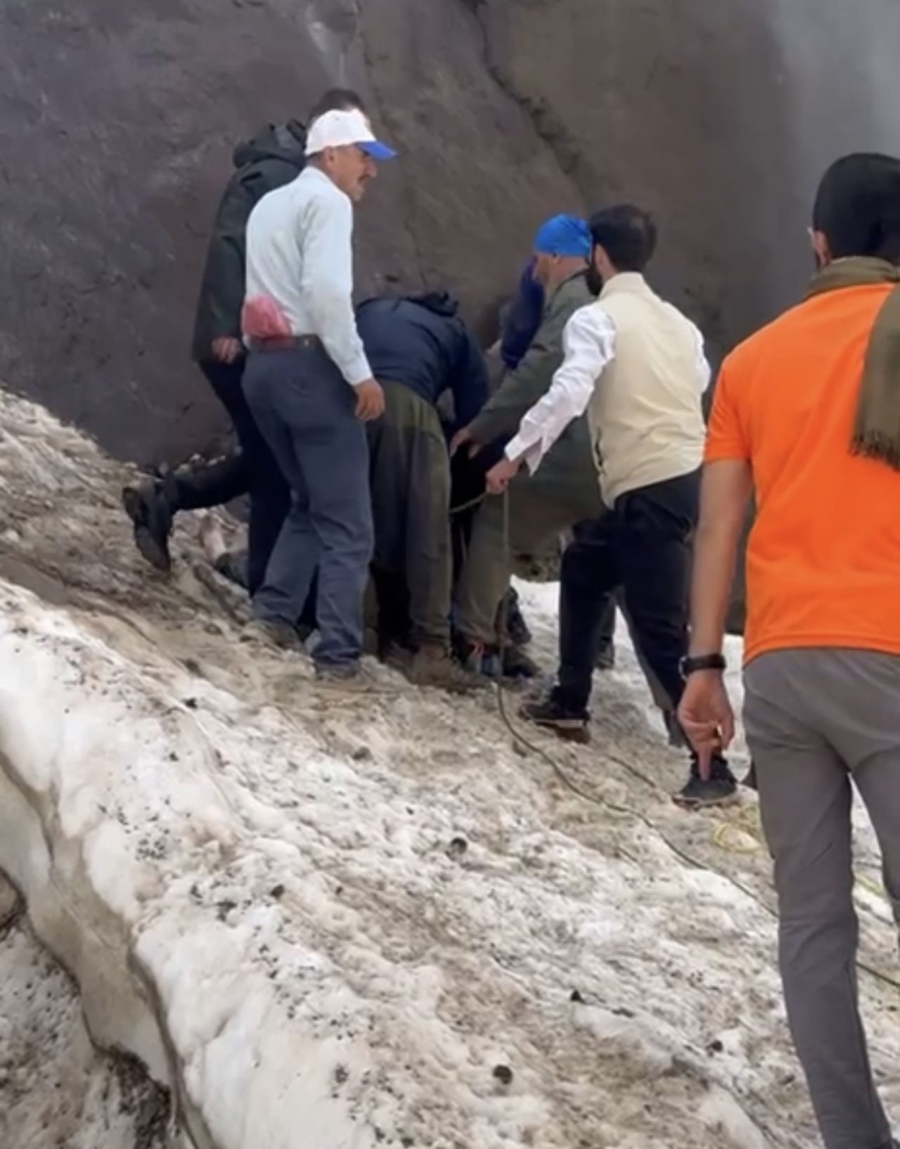 Hakkari'de Cilo Dağı buzulları kırıldı dağcılar dev yarıkların içine düştü 2 kişi kurtarıldı iki ise...