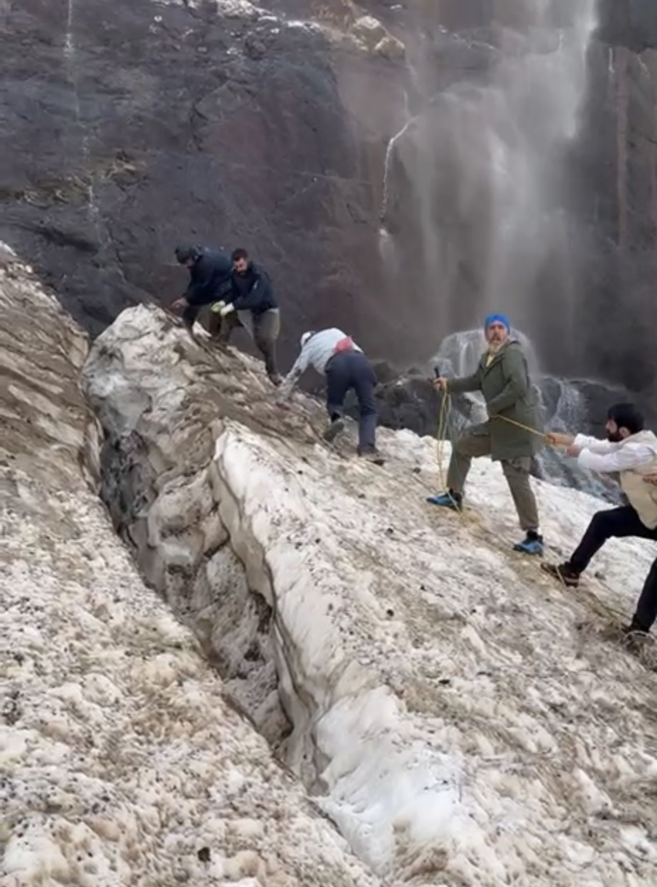 Hakkari'de Cilo Dağı buzulları kırıldı dağcılar dev yarıkların içine düştü 2 kişi kurtarıldı iki ise...