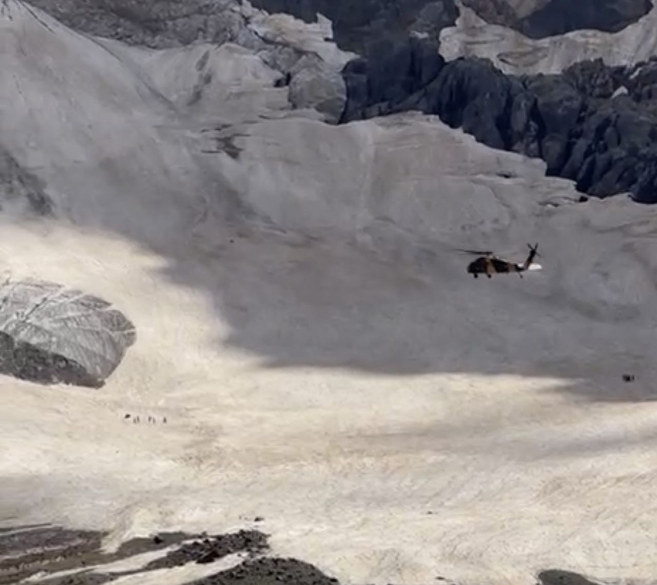 Hakkari'de Cilo Dağı buzulları kırıldı dağcılar dev yarıkların içine düştü 2 kişi kurtarıldı iki ise...