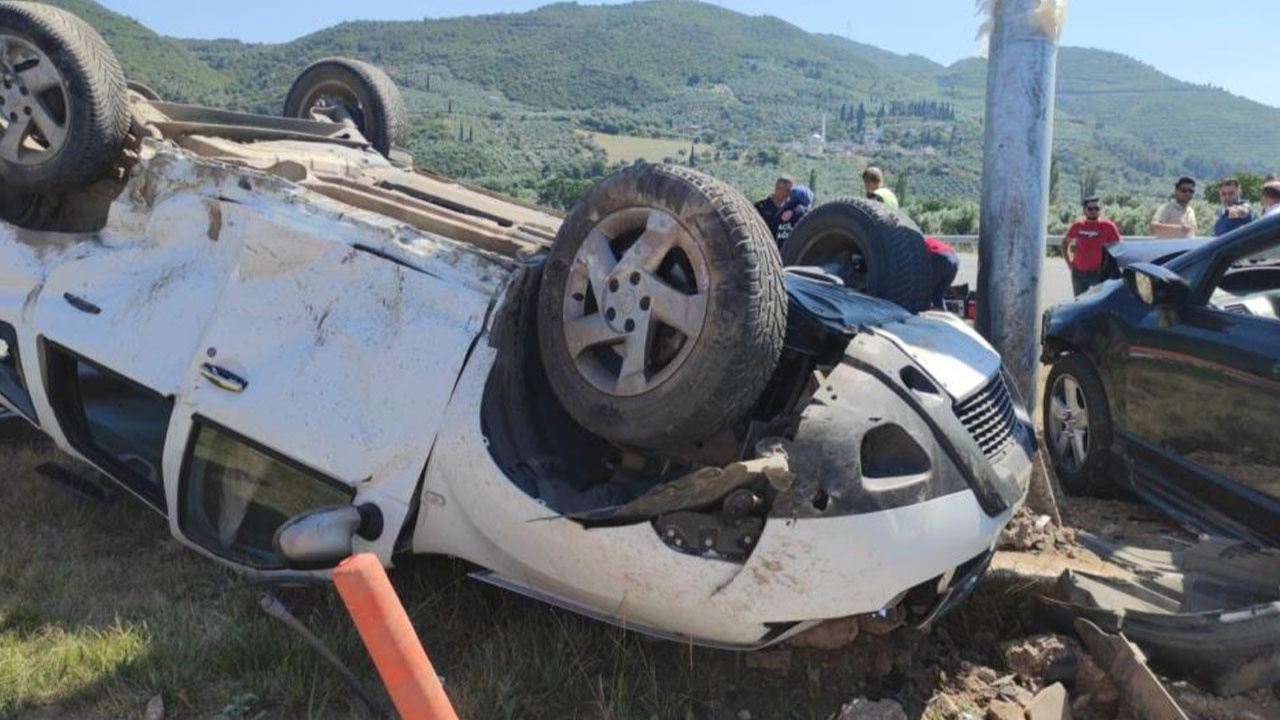 Bursa'da otomobiller kafa kafaya çarpıştı: 1 ölü 4 yaralı
