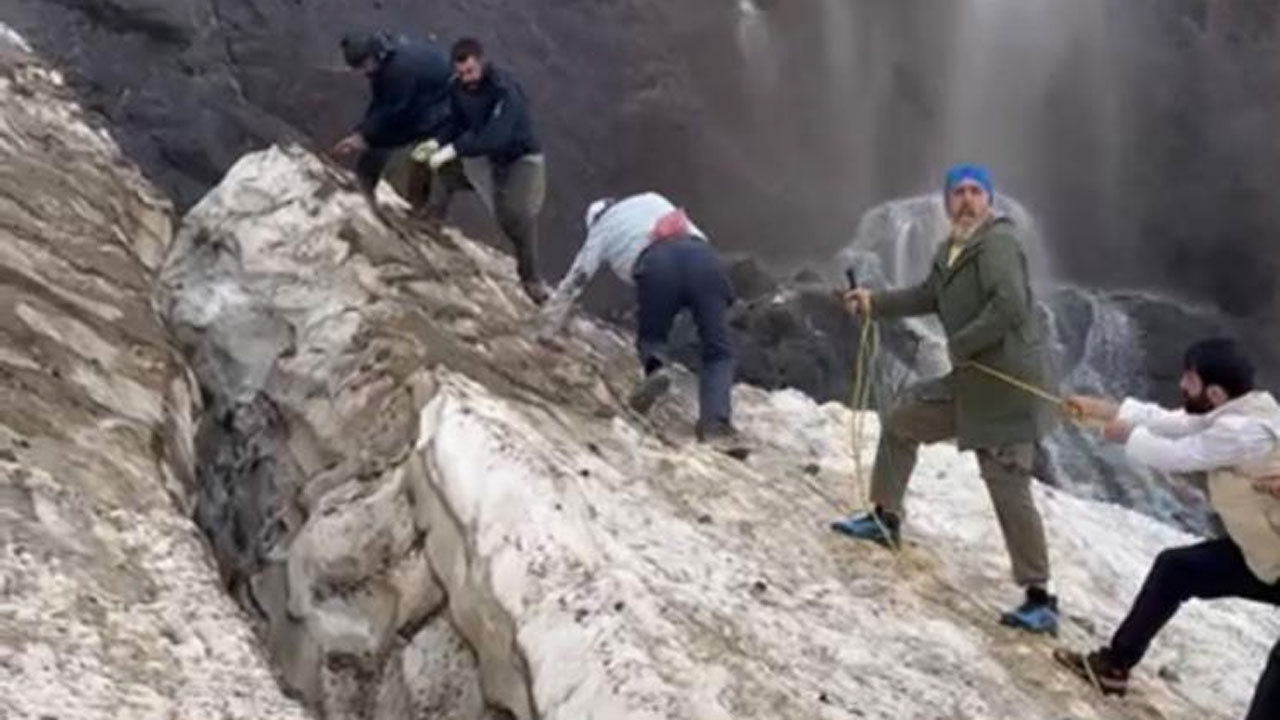 Hakkari'de Cilo Dağı buzulları kırıldı dağcılar dev yarıkların içine düştü 2 kişi kurtarıldı iki ise...
