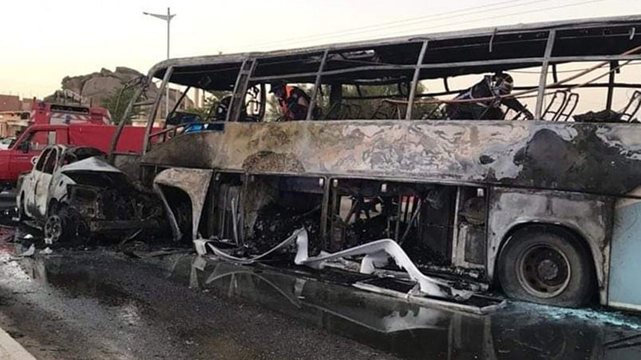 Cezayir'de yolcu otobüsü ile otomobil çarpıştı, feci kazanın bilançosu ağır oldu