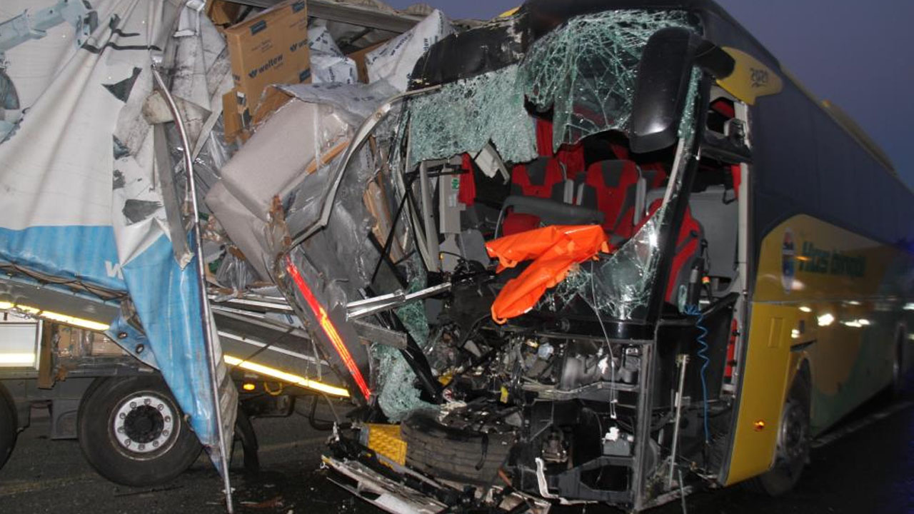 Elazığ'da feci kaza! Yolcu otobüsü ile tır çarpıştı: Ölü ve yaralılar var