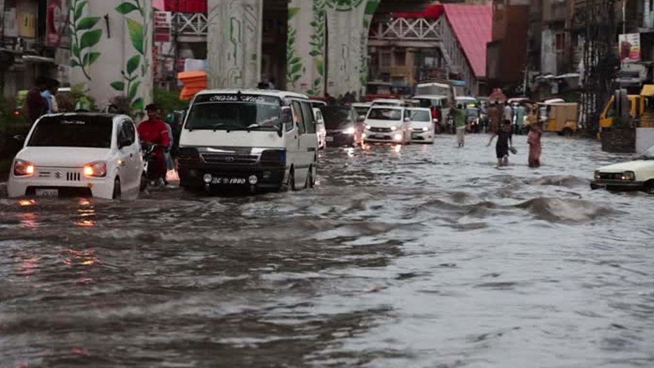 Pakistan'da muson yağmurları nedeniyle 13 kişi öldü