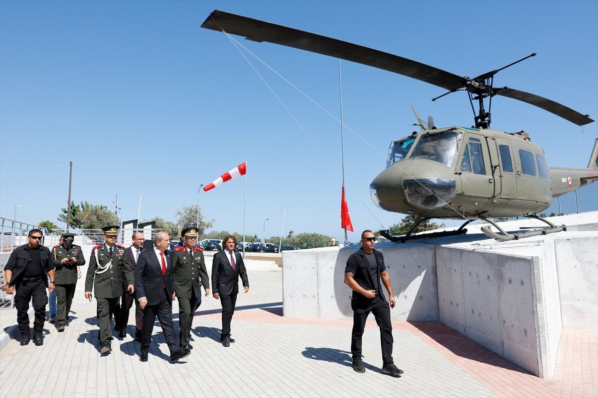 Kıbrıs Barış Harekatı'nda görev yapan helikopter ilk çıkarmanın yapıldığı plajda sergiye açıldı