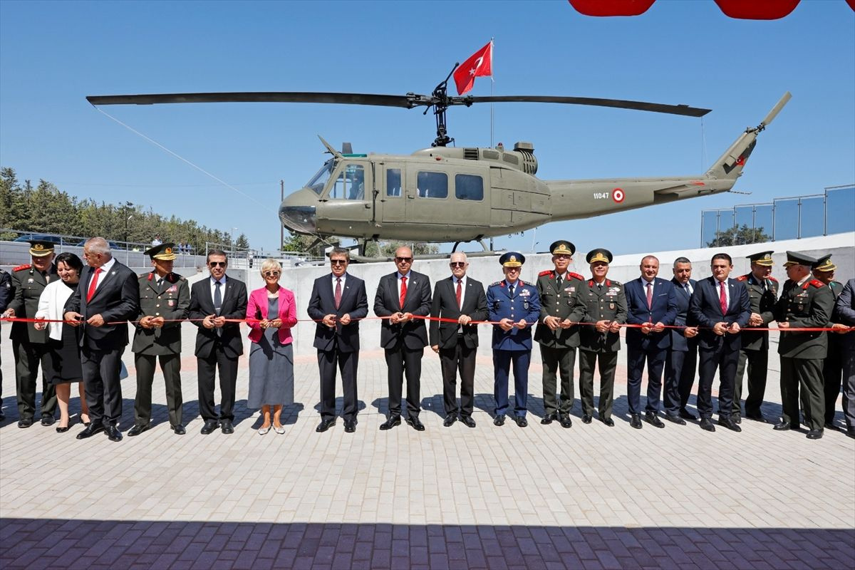 Kıbrıs Barış Harekatı'nda görev yapan helikopter ilk çıkarmanın yapıldığı plajda sergiye açıldı