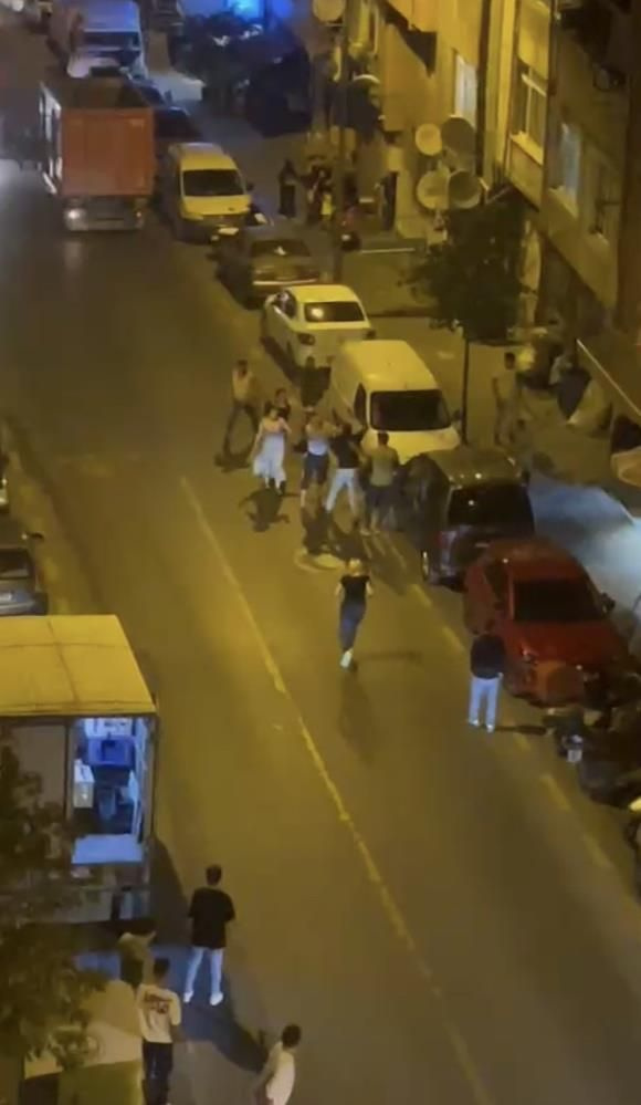 İstanbul’da hayrete düşüren görüntüler! iki grup birbirine girdi: Kavga sırasında döner bıçaklı şahsa motosiklet çarptı!