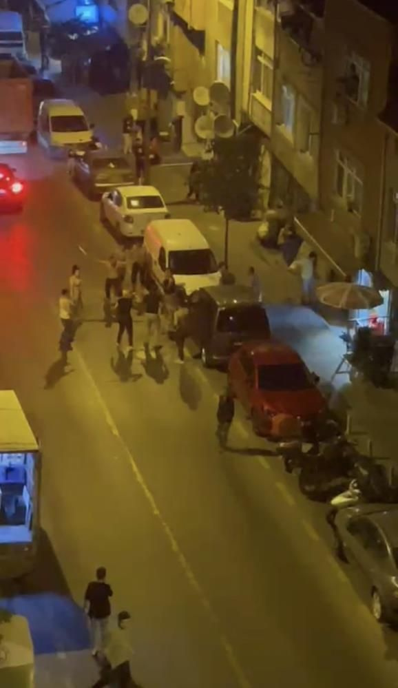 İstanbul’da hayrete düşüren görüntüler! iki grup birbirine girdi: Kavga sırasında döner bıçaklı şahsa motosiklet çarptı!