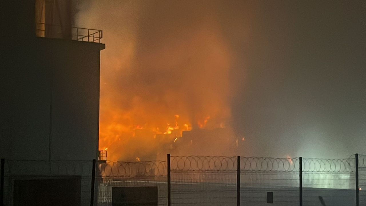 Tekirdağ'da kağıt fabrikası alev alev yanıyor!