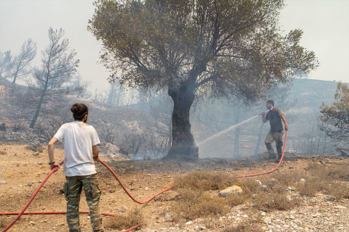 6 gündür alev alev yanıyor! Rodos’taki orman yangınında 19 bin kişi tahliye edildi
